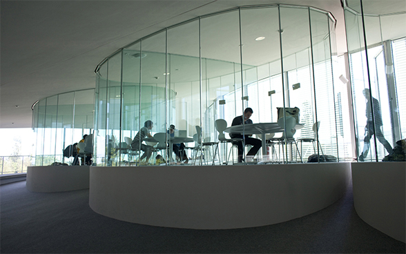 Image of students at the Rolex Learning Centre library in Lausanne