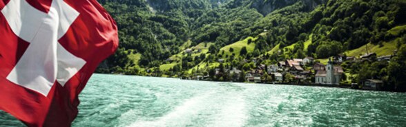 Sicht vom Dampfschiff auf einen Teil des Vierwaldstättersees