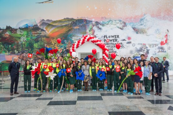 Nicolas Bideau, directeur de Présence Suisse, et les membres de l’équipe devant le pavillon Suisse à l’Expo 2017 à Astana.