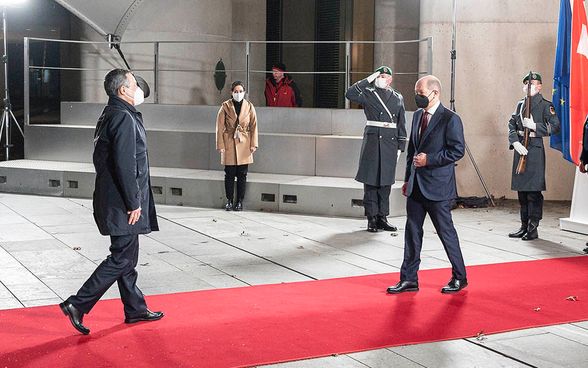 Bundespräsident Cassis wird von Bundeskanzler Scholz begrüsst.