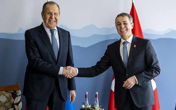 President Cassis in conversation shaking hands with Russian Foreign Minister Lavrov.
