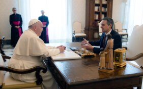 Il presidente della Confederazione incontra il Papa e le guardie svizzere