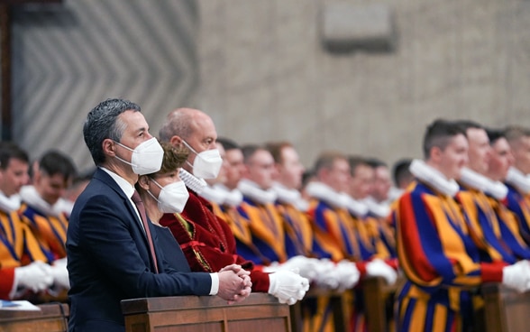 Ignazio Cassis avec les gardes suisses.