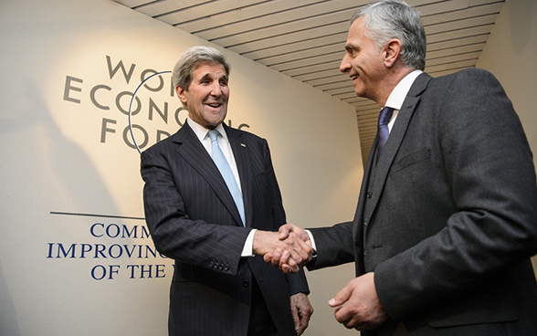 Il consigliere federale Didier Burkhalter con il segretario di stato USA John Kerry. © Keystone