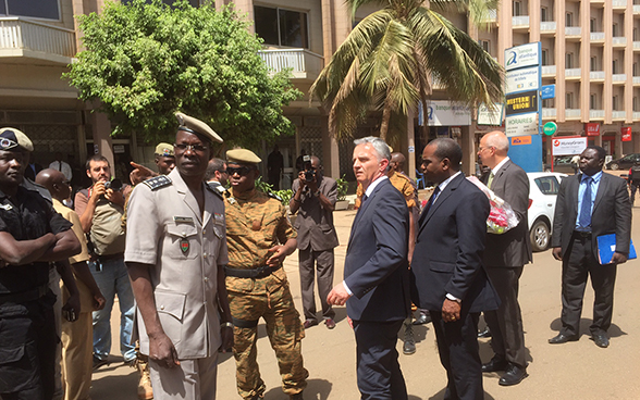 Federal Councillor Didier Burkhalter visited the scene of the attacks in Ouagadougou. 