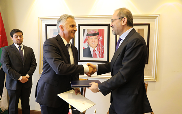Bundespräsident Didier Burkhalter schüttelt die Hand des jordanischen Aussenministers Ayman Safadi.