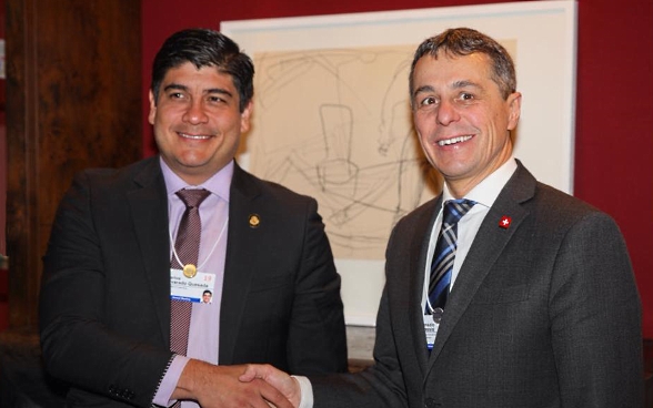Il consigliere federale Ignazio Cassis stringe la mano al presidente della Costa Rica, Carlos Alvarado Quesada, al WEF.