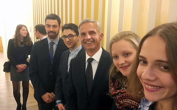 Il consigliere federale Didier Burkhalter tra i giovani partecipanti all’83° Parlamento Europeo Giovani.