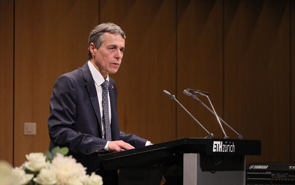 Le Conseiller fédéral Ignazio Cassis s'exprime sur un podium.