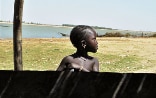 Aufnahme eines Mädchens mit dem Fluss Niger im Hintergrund.