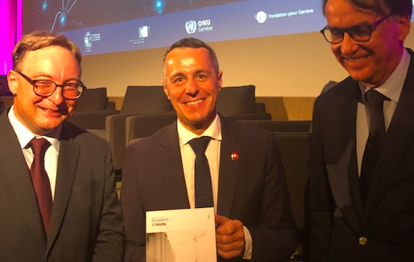 Il Consigliere federale Ignazio Cassis con il nuovo libro della serie Quaderni di Dodis, «La Svizzera e la costruzione del multilateralismo», vol. 2, con documenti sulla storia della Società delle Nazioni, in compagnia degli editori Sacha Zala e Marc Perrenoud.