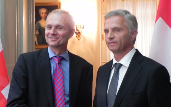 Il ministro britannico degli affari europei e il presidente della Confederazione Didier Burkhalter si stringono la mano nella Casa von Wattenwyl a Berna. © DFAE