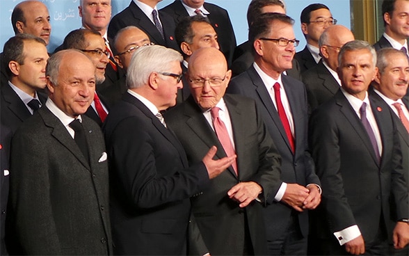 Il ministro degli esteri tedesco Frank-Walter Steinmeier, anfitrione della Conferenza sulla situazione dei rifugiati siriani a Berlino, posa con il presidente della Confederazione Didier Burkhalter e altri ministri per la foto di gruppo. © DFAE