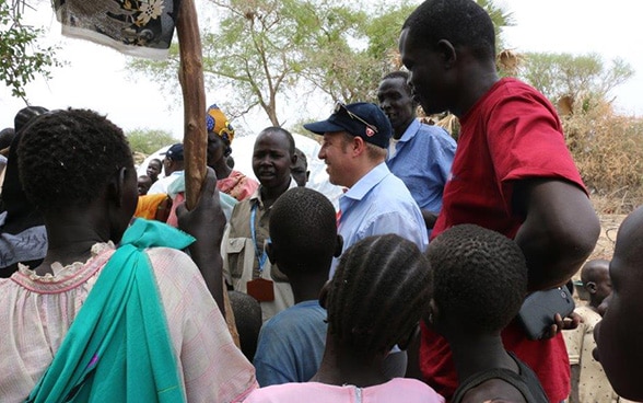 An employee of Swiss Humanitarian Aid discusses with internal displaced persons in the surroundings of Bor in South Sudan