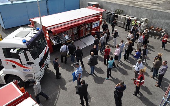 I partecipanti all'escursione visitano la CIMO, un’azienda chimica che dev'essere dotata di equipaggiamento adeguato per intervenire in caso d'incidente