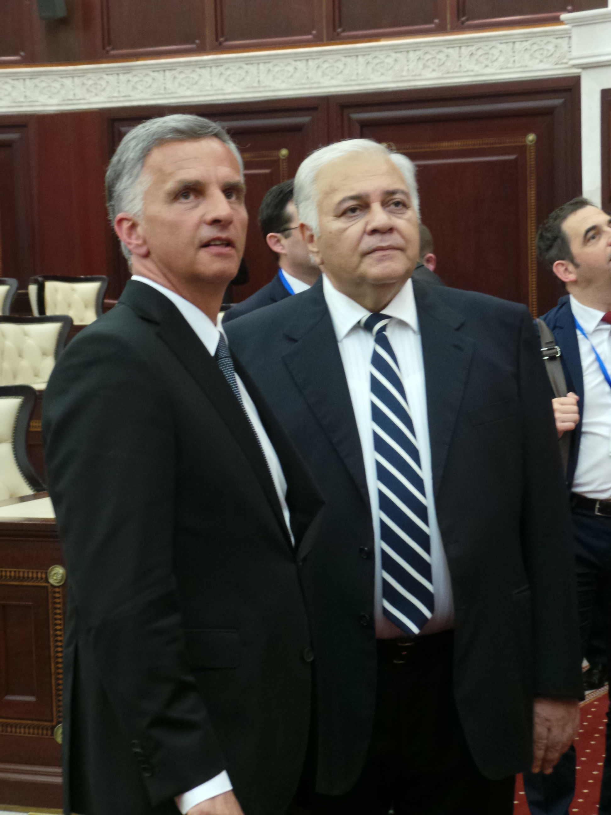 Le président de la Confédération Didier Burkhalter en discussion avec le président du parlement d'Azerbaïdjan, Ogtay Asadov, dans le bâtiment du parlement.