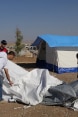 Angehoerige des Schweizerischen Korps für humanitäre Hilfe SKH unterrichten am Freitag, 26.9.2014,  bei Erbil/Irak Mitarbeitende des UNHCR und des KURDS-Hilfswerks im Aufbau von Schweizer Zelten.