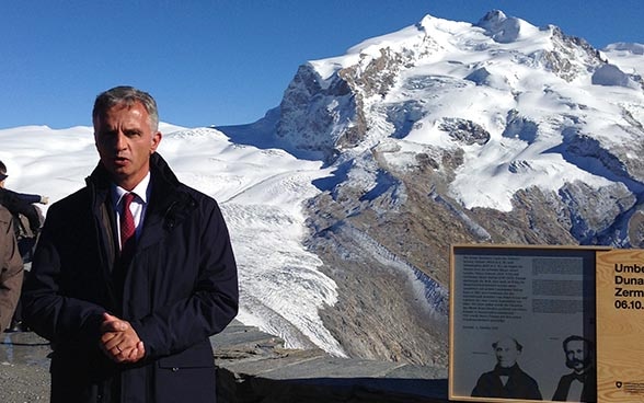 Didier Burhalter à côté de la Pointe Dunant