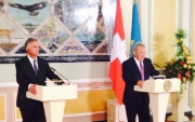 Il presidente della Confederazione e presidente in carica dell’OSCE, Didier Burkhalter, con il presidente kazaco Nursultan Nazarbayev davanti ai media. (20.11.2014) © DFAE