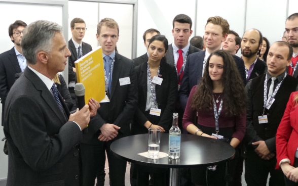 Der amtierende OSZE-Vorsitzende Didier Burkhalter übergibt zum Abschluss des von der Schweiz lancierten Projekts "Model OSCE" den 57 "Youth Ambassadors" aus den 57 Teilnehmerstaaten der OSZE ein Buch über ihre Arbeit