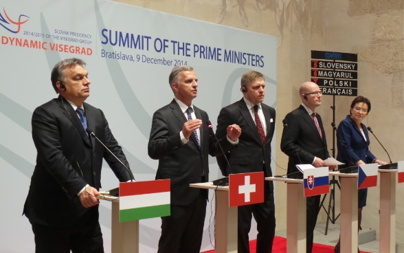 Didier Burkhalter an der Medienkonferenz nach dem Visegard-Gipfel mit Viktor Orban (l.), Robert Fico (r.), Bohuslav Sobotka (2. v.r.) und Ewa Kopacz.