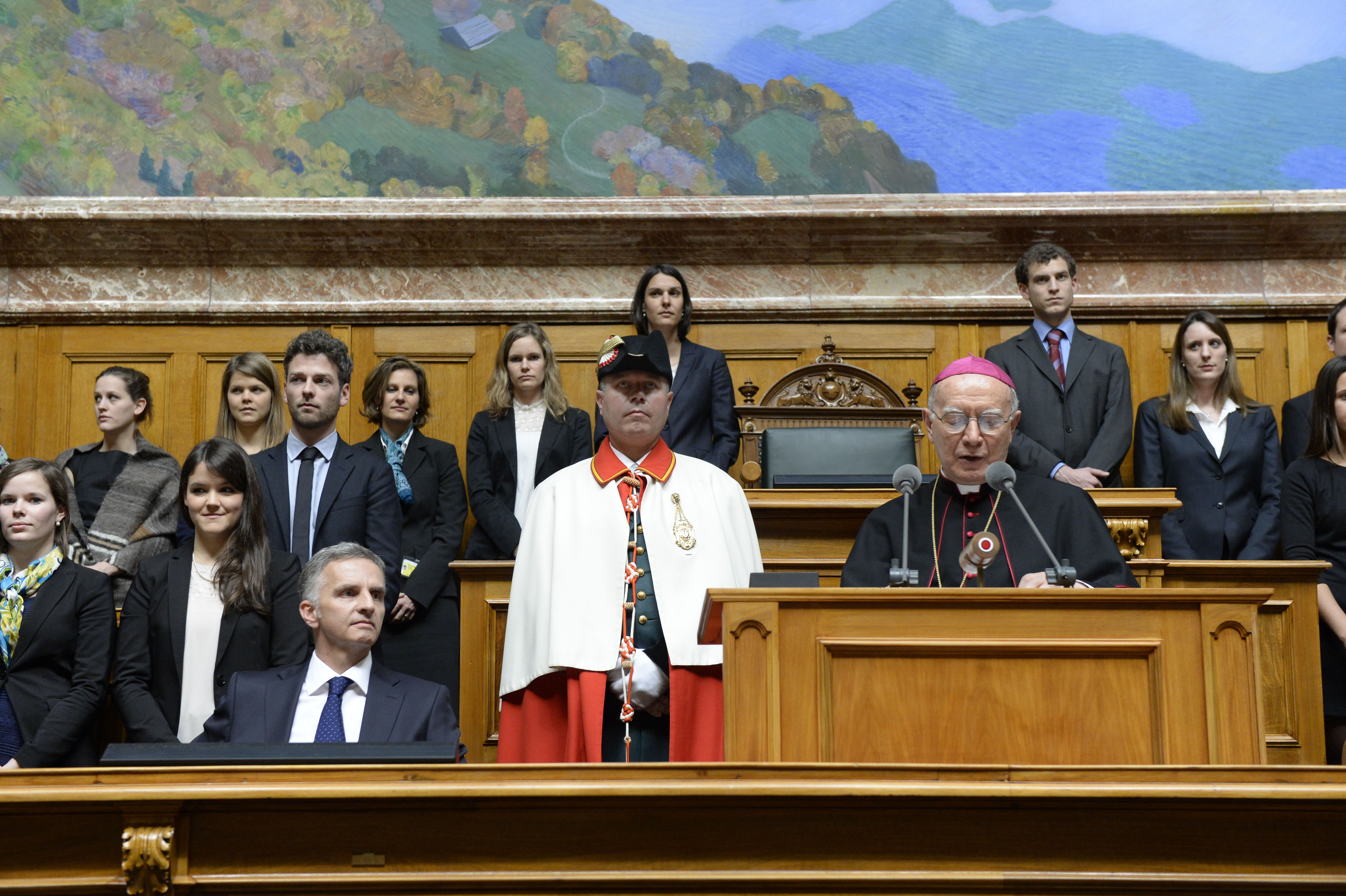 Entouré de jeunes diplomates, le nonce apostolique s’adresse au corps diplomatique.