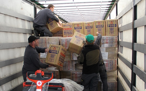 Collaboratori dell’Aiuto umanitario caricano materiale di aiuto su un camion a Wabern bei Bern. © DSC  