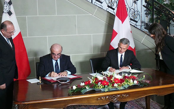 Le président de la Confédération Didier Burkhalter et le ministre des affaires étrangères de la République de Malte lors de la signature du protocole d’accord dans la maison de Watteville à Berne. © DFAE 