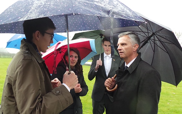 Le président de la Confédération Didier Burkhalter discute avec des élèves suisses sur la «cote 62», l’une des anciennes tranchées d’Ypres, en Flandres (Belgique).