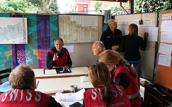 Briefing con il capo della squadra di pronto intervento dell'Aiuto umanitario della Confederazione Ueli Salzmann (Kathmandu, 30.04.2015). 