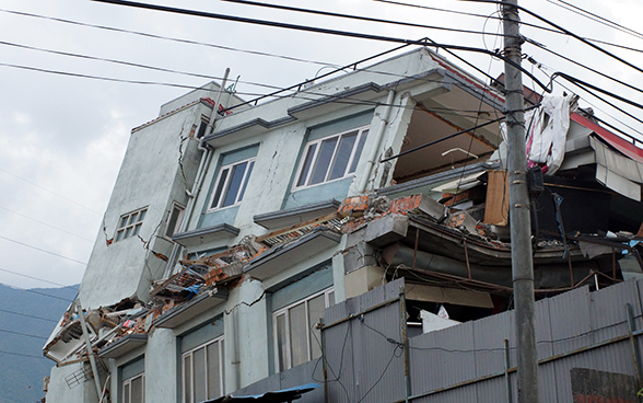 Edificio danneggiato dal terremoto nella città nepalese di Gorkha.