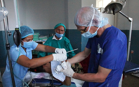 Schweizerisches und nepalesisches medizinisches Personal bei der Arbeit. 