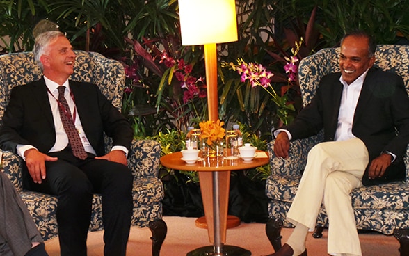 Federal Councillor Didier Burkhalter talking with the foreign minister of Singapore, Kasiviswanathan Shanmugam.