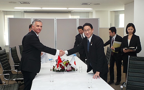 Bundesrat Didier Burkhalter mit dem japanischen Aussenminister Fumio Kishida. 