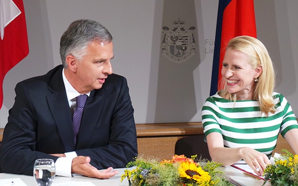 Bundesrat Didier Burkhalter spricht nach dem Treffen mit der liechtensteinischen Aussenministerin Aurelia Frick zu den Medien