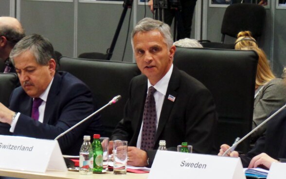 Il consigliere federale Didier Burkhalter durante il suo discorso davanti all’assemblea plenaria del Consiglio dei ministri. © DFAE