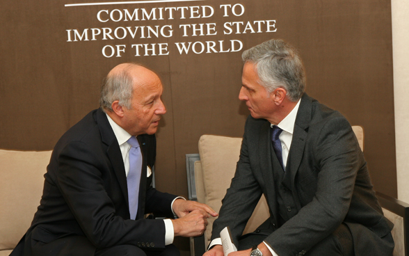 Federal Councillor Didier Burkhalter exchanging words with the French Foreign minister, Laurent Fabius. © FDFA