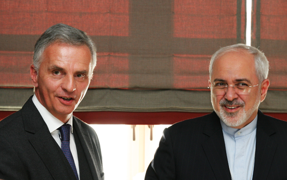 Il consigliere federale Didier Burkhalter a colloquio con il ministro degli esteri iraniano Jawad Zarif. © DFAE