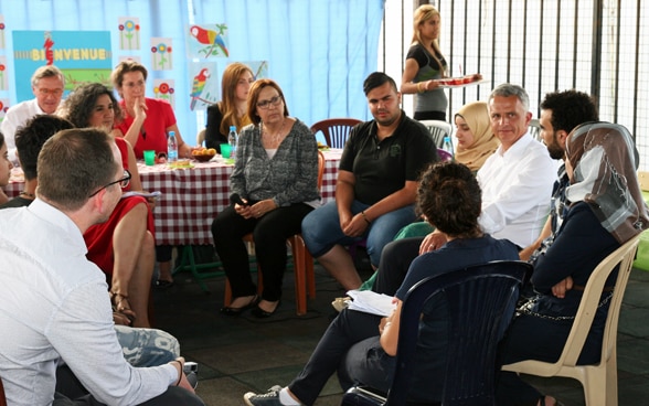 Mr Burkhalter speaks with young people in a deprival neighbourhood of Beirut about their tough living conditions, needs and future prospects. © FDFA