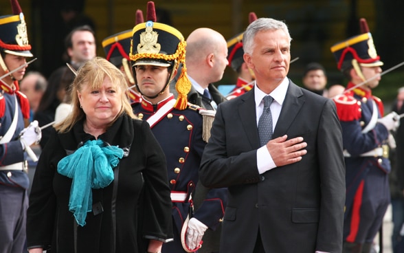 Le conseiller fédéral Didier Burkhalter est accueilli par la ministre des Affaires étrangères d'Argentine, Susana Malcorra. © DFAE