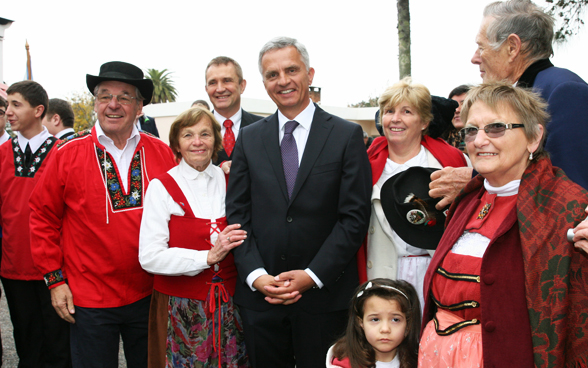 Federal Councillor Didier Burkhalter with residents from Nueva Helvecia. © FDFA