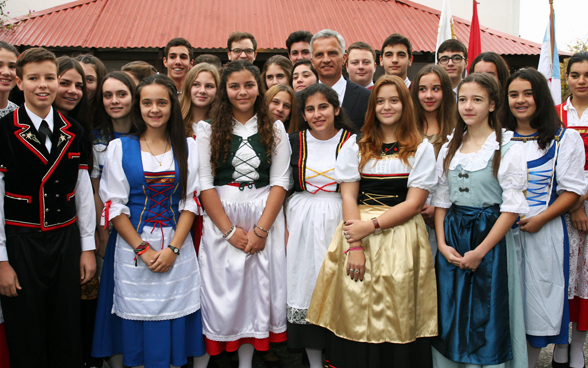 Le conseiller fédéral Didier Burkhalter avec des résidents de Nueva Helvecia dont beaucoup sont des descendants de communautés d'immigrants suisses. © DFAE