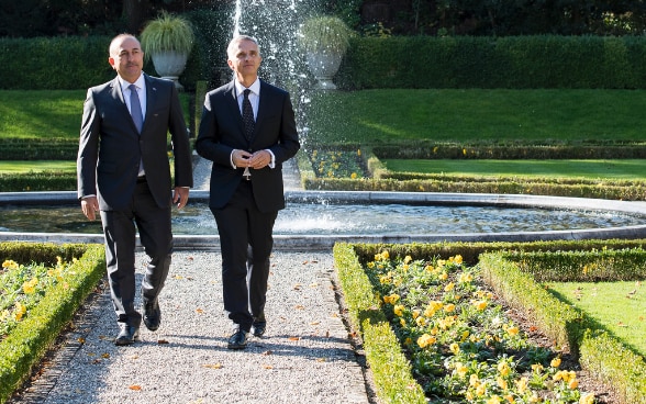 Mevlüt Çavuşoğlu, ministro degli affari turco, in discussione con il consigliere federale Didier Burkhalter alla Residenza Lohn, presso Berna.