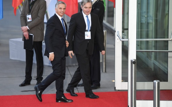 Bundesrat Didier Burkhalter betritt ein Gebäude der Hamburg Messe in Deutschland, wo das Treffen des OSZE-Ministerrats stattfindet.