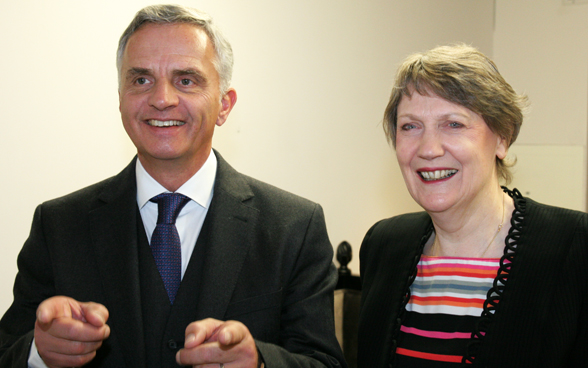An animated meeting between the Federal Councillor Didier Burkhalter and Helen Clark, head of the United Nations Development Programme. © FDFA
