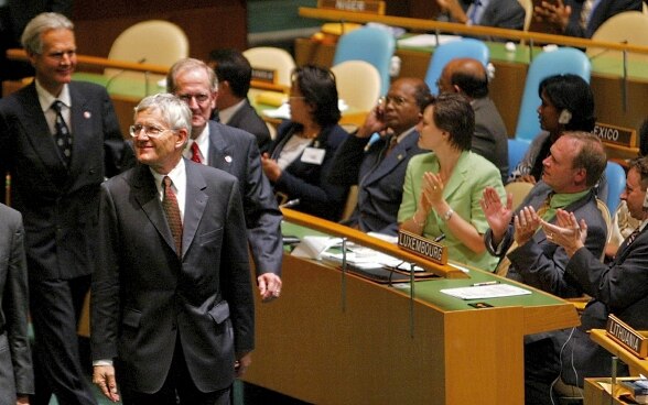 10.09.2002: The President of the Swiss Confederation, Kaspar Villiger, Ambassador Jenö Staehelin and FDFA head Joseph Deiss walk to the Swiss delegation's desk at the UN General Assembly in New York.