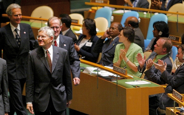 10 settembre 2002: il presidente della Confederazione Kaspar Villiger, l’ambasciatore Jenö Staehelin e il capo del Dipartimento federale degli affari esteri Joseph Deiss raggiungono la tribuna per i delegati all’Assemblea generale dell’ONU a New York.