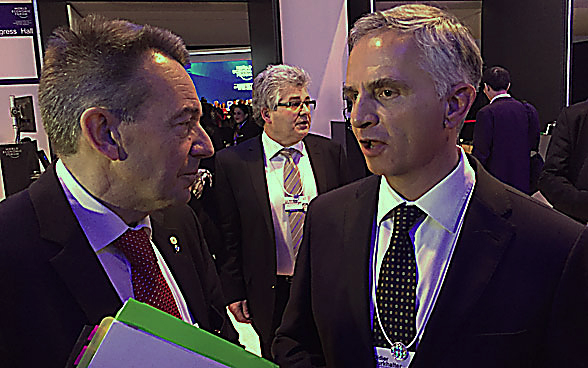 Il consigliere federale Didier Burkhalter mentre parla con Peter Maurer, presidente del Comitato internazionale della Croce Rossa (CICR).