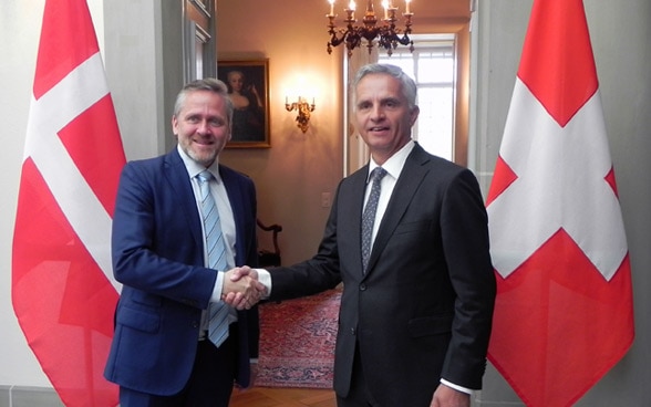 EDA-Vorsteher Didier Burkhalter unterhält sich mit dem dänischen Aussenminister Anders Samuelsen über den Ausbau der Zusammenarbeit
