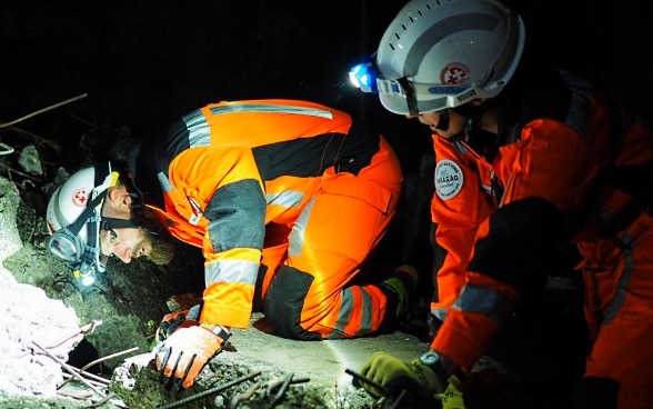 Seventy-six search and rescue professionals and eight search dogs are practising in the Swiss Armed Forces training village at Epeisses.